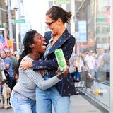 27. September 2019  Dieser Fan kann es kaum glauben, als sie Katie Holmes auf der Straße in New York entdeckt. Kurz entschlossen packt sie sich ihren Star für eine beherzte Umarmung. Nach einem kleinen Moment des Schreckens kann sich auch Katie über die stürmische Geste freuen.