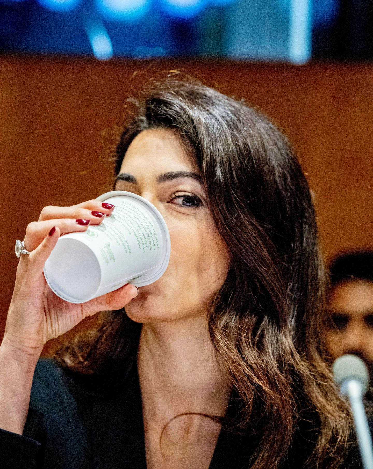 Auch eine Power-Frau wie Amal Clooney braucht mal einen Koffein-Kick zwischendurch.