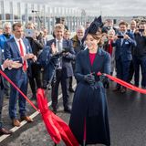 28. september 2019  Zur Einweihung der nach ihr benannten Brücke in Frederikssund erscheint Prinzessin Mary von Dänemark gewohnt freundlich und stilvoll gekleidet.