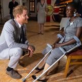 Prinz Harry + Herzogin Meghan: Tag 5 Beim Empfang in der Residenz des Britischen Botschafters in Angola trifft Prinz Harry auf das Landminenopfer Sandra Tigica. Der Moment ist für beide sehr emotional, denn auch Harrys Muter Prinzessin Diana hat Sandra als Kind bereits kennengelernt.