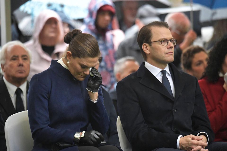 Prinzessin Victoria und Prinz Daniel von Schweden nehmen am 25. Jahrestag des Untergangs der M/S Estonia in Stockholm teil. Victoria zeigt sich emotional berührt und kann ihre Tränen nicht verbergen.