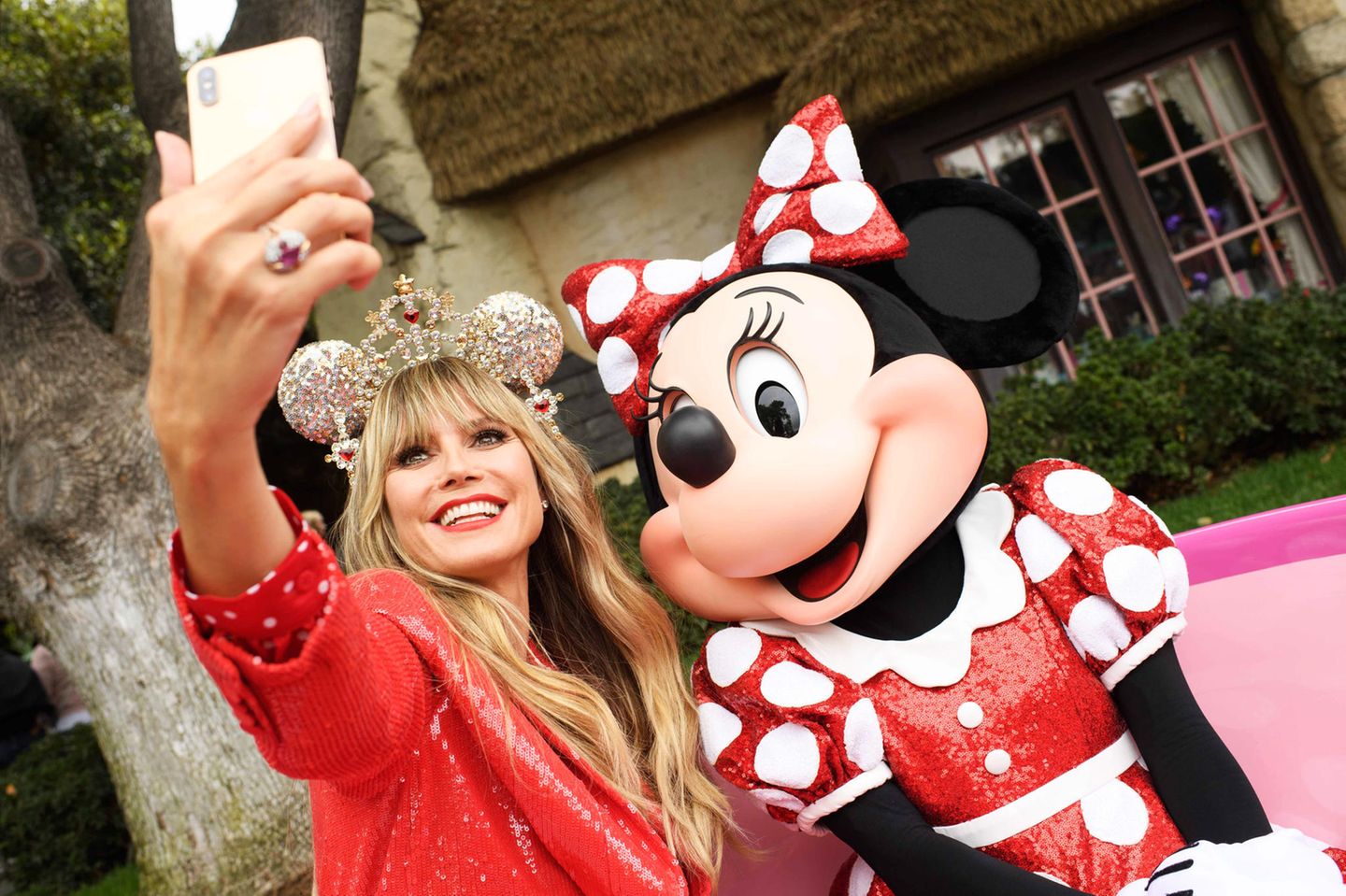 28. September 2019  Heidi Klum posiert im Partnerlook mit ihrem Fashion-Vorbild Minnie Mouse im kalifornischen Disneyland. Anlass für das Treffen der beiden stylischen Mäuse ist die Präsentation der von Heidi designten und mit Swarovski-Kristallen bestückten Minnie-Maus-Ohren für die "Disney Parks Designer Collection".