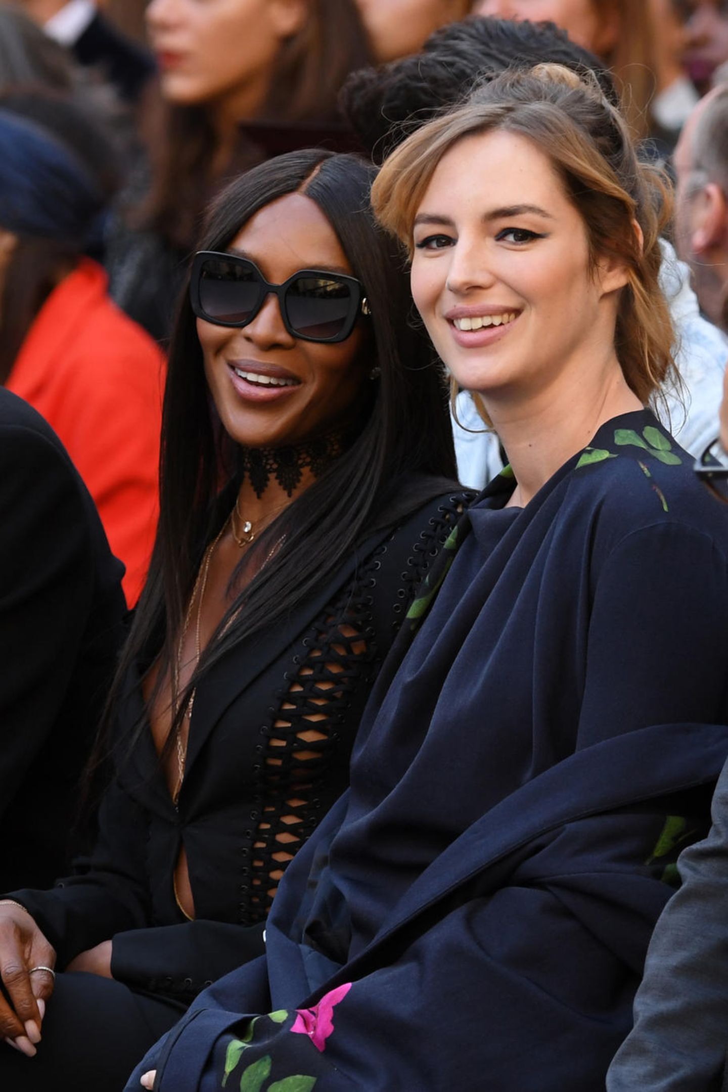 Topmodel Naomi Campbell und die französische Schauspielerin Louise Bourgoin lassen sich die L'Oreal-Show nicht entgehen und schauen sich die neuesten Make-up-Trends entspannt von der Front Row aus an. Ein Event, zu dem Naomi ihre XL-Sonnenbrille partout nicht abnehmen will.