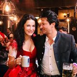 Schauspielerin Mariella Ahrens genießt die Wiesen-Stimmung mit Freund Michael.