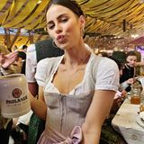Oktoberfest 2019: Lena Meyer-Landrut feiert zum ersten Mal bei der Wiesn-Sause mit und hat sichtlich Spaß dabei.