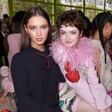 Nachwuchsmodel Iris Law und Schauspielerin Lachlan Watson bewundern die neue Kollektion aus dem Hause Valentino.
