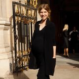 Schöner - und stylischer - hätte Clémence Poésy ihre zweite Schwangerschaft nicht verkünden können. Bei der Show von Stella McCartney setzt die Französin auf einen Komplettlook in Schwarz.