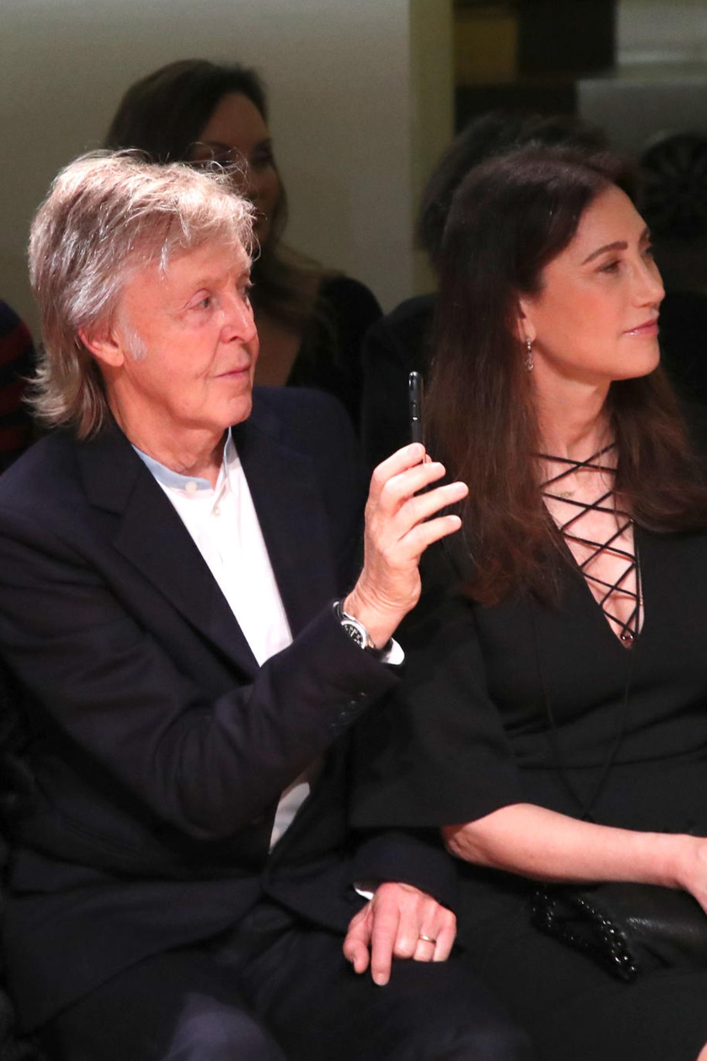 So sieht ein stolzer Vater aus: Musiklegende Paul McCartney nimmt bei der Show seiner Tochter Stella zwischen Natalia Vodianova und Ehefrau Nancy Shevell Platz.