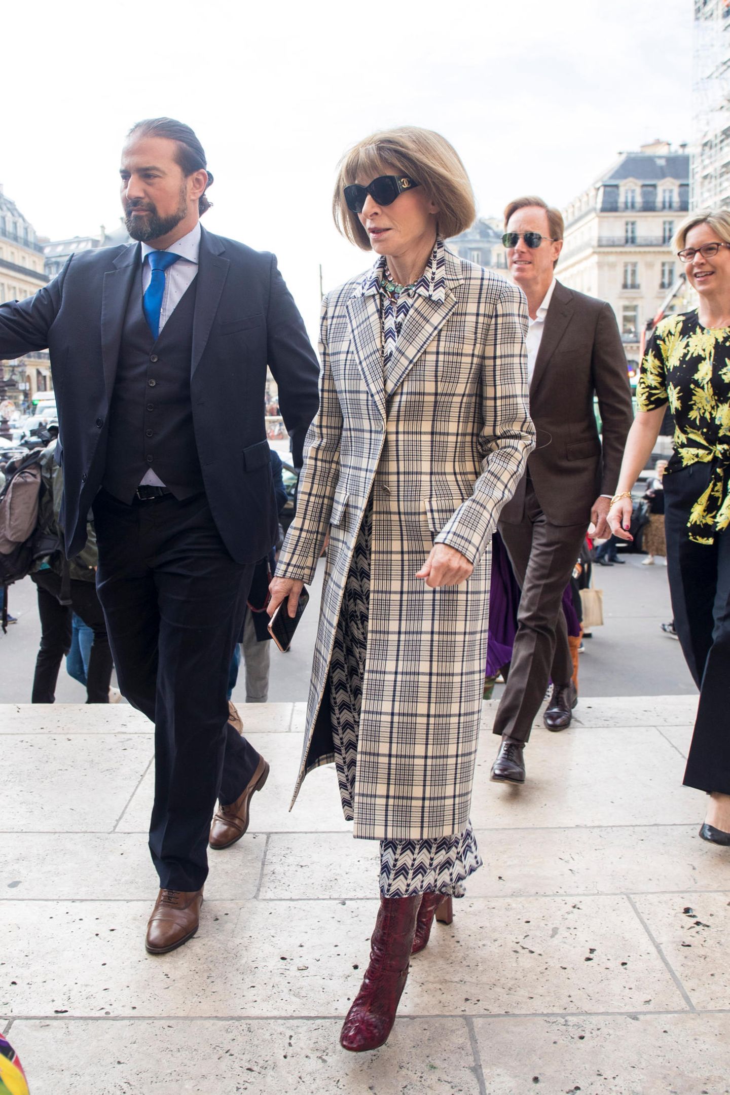 Die Grand Dame der internationalen Modeszene ist da! Vogue-Chefredakteurin Anna Wintour kommt pünktlich zur Modenschau von Stella McCartney.