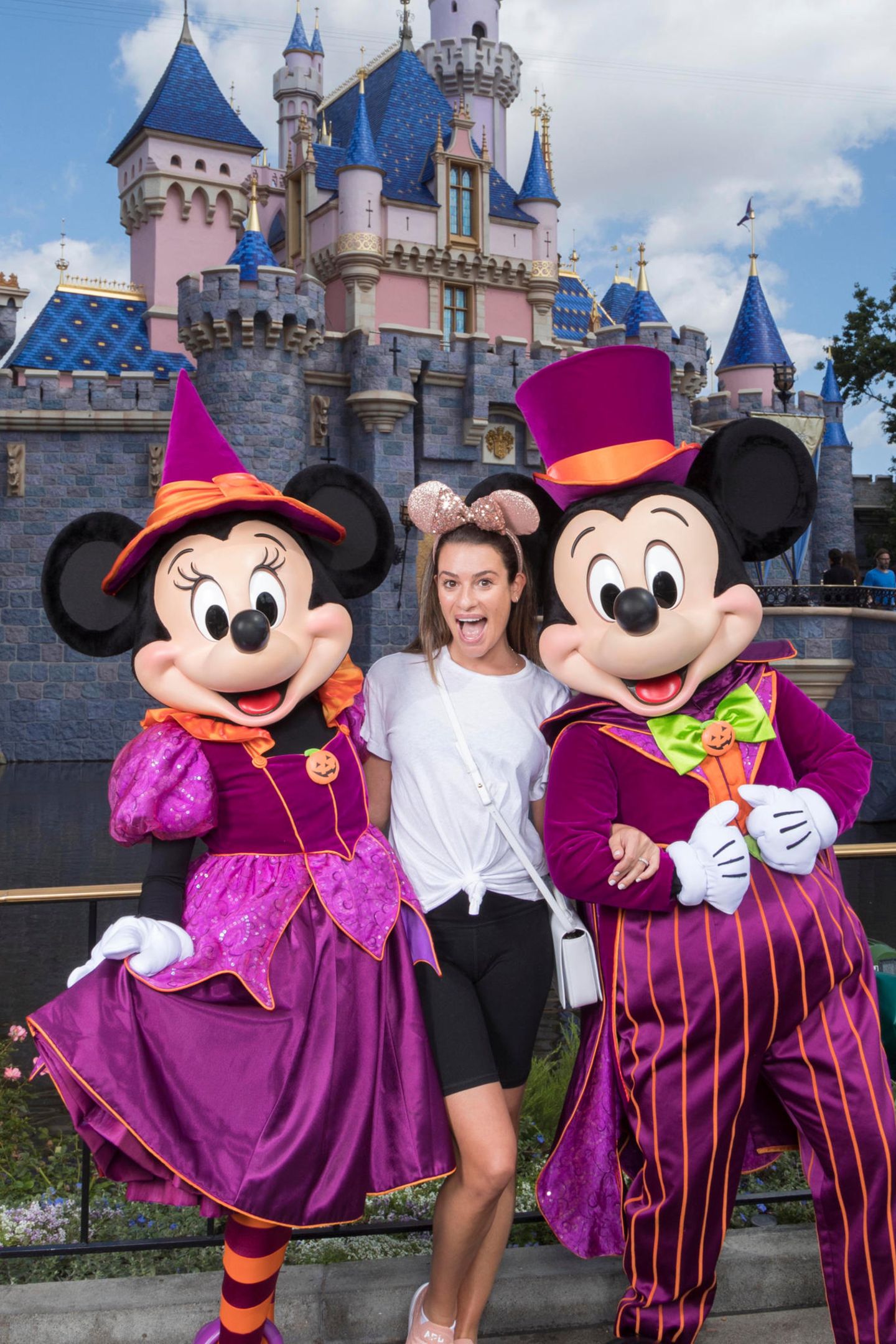 Schauspielerin Lea Michele läutet gemeinsam mit Minnie und Micky die Halloween-Saison im Disneyland in Kalifornien ein. 