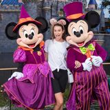 Schauspielerin Lea Michele läutet gemeinsam mit Minnie und Micky die Halloween-Saison im Disneyland in Kalifornien ein. 