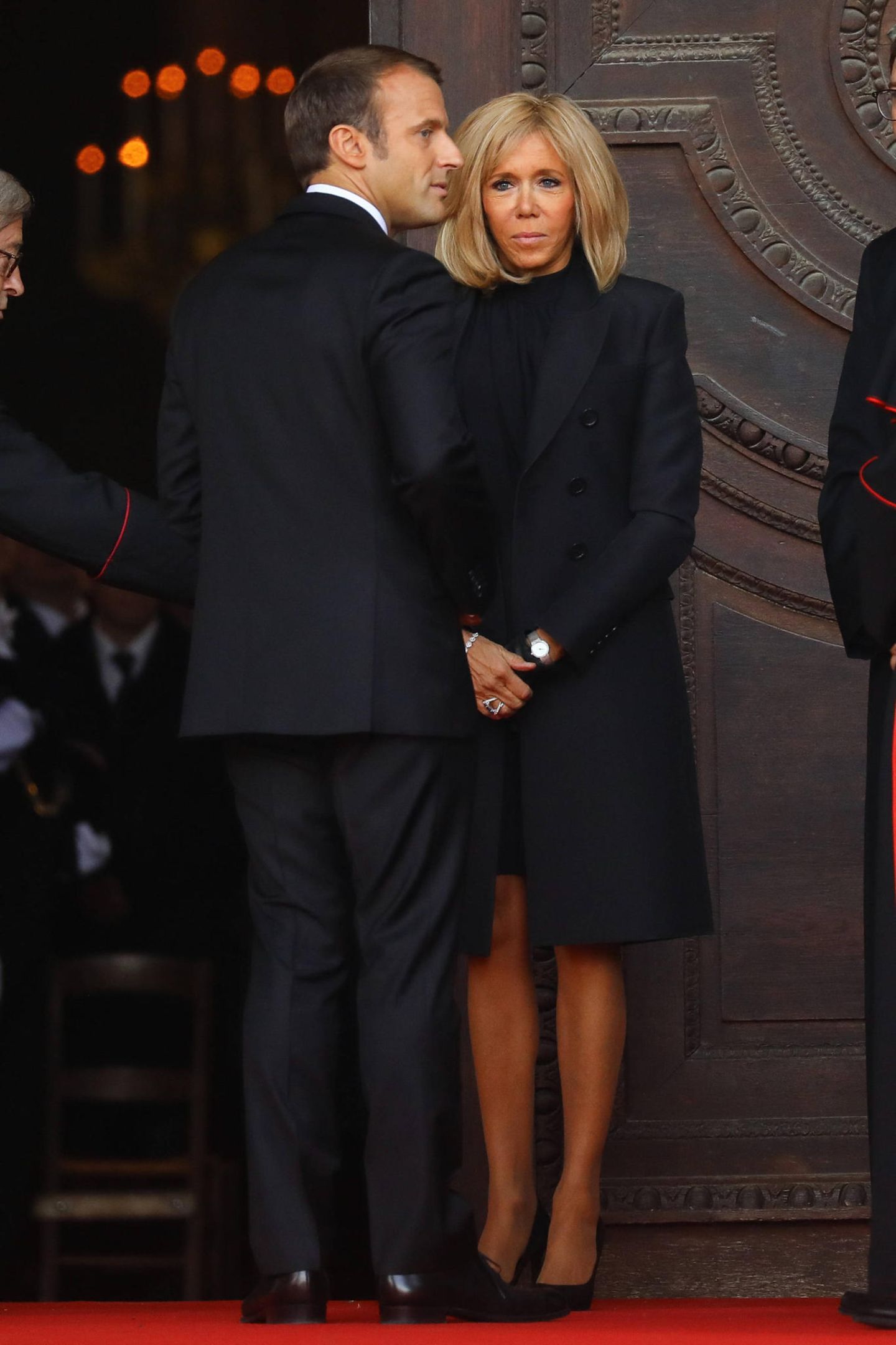 Selbstverständlich nimmt auch Frankreichs amtierender Präsident Emmanuel Macron mit seiner Frau Brigitte Macron am Trauergottesdienst für seinen verstorbenen Vorgänger teil.