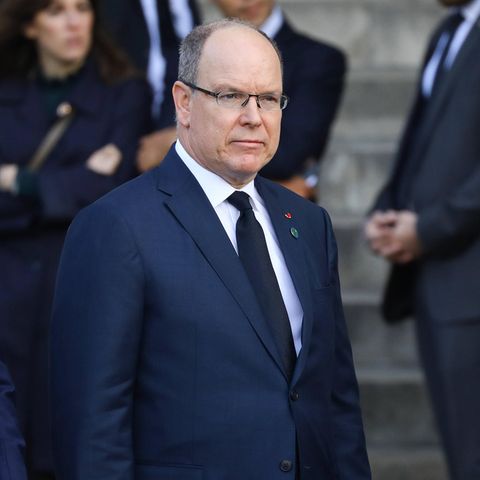 Fürst Albert von Monaco ist ebenfalls gekommen, um Abschied von Frankreichs früherem Präsidenten zu nehmen.