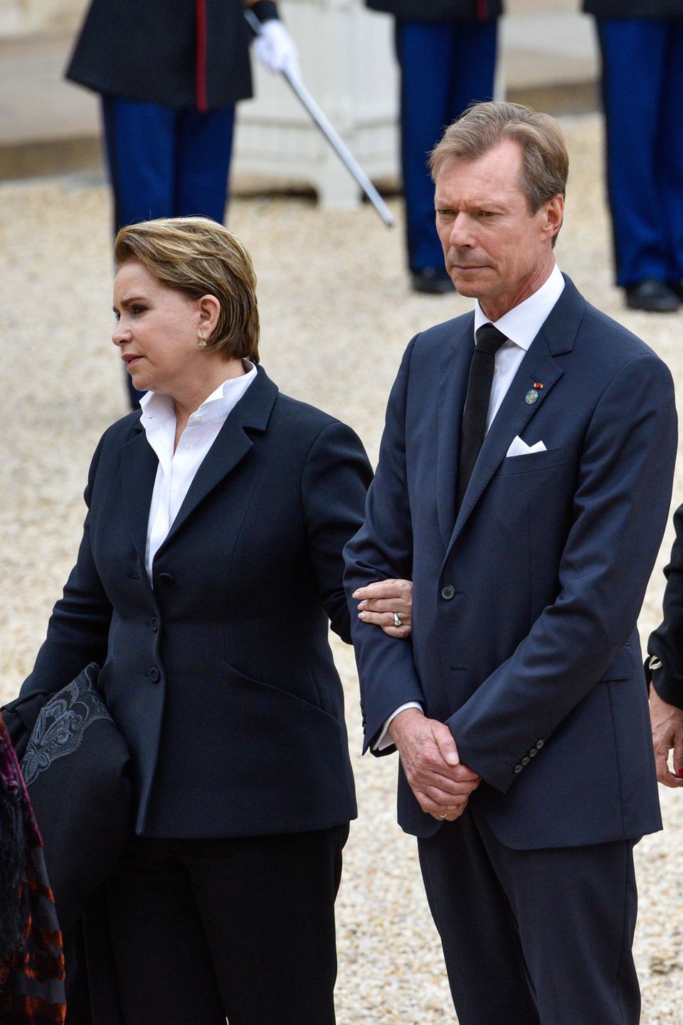 Großherzogin Maria Teresa und Großherzog Henri von Luxemburg steht die Trauer ins Gesicht geschrieben.