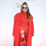 Ebenfalls komplett in Rot und im ähnlichen Stil erscheint Moderatorin Victoria Swarovski in einem Allover-Look von Escada auf dem roten Teppich. 