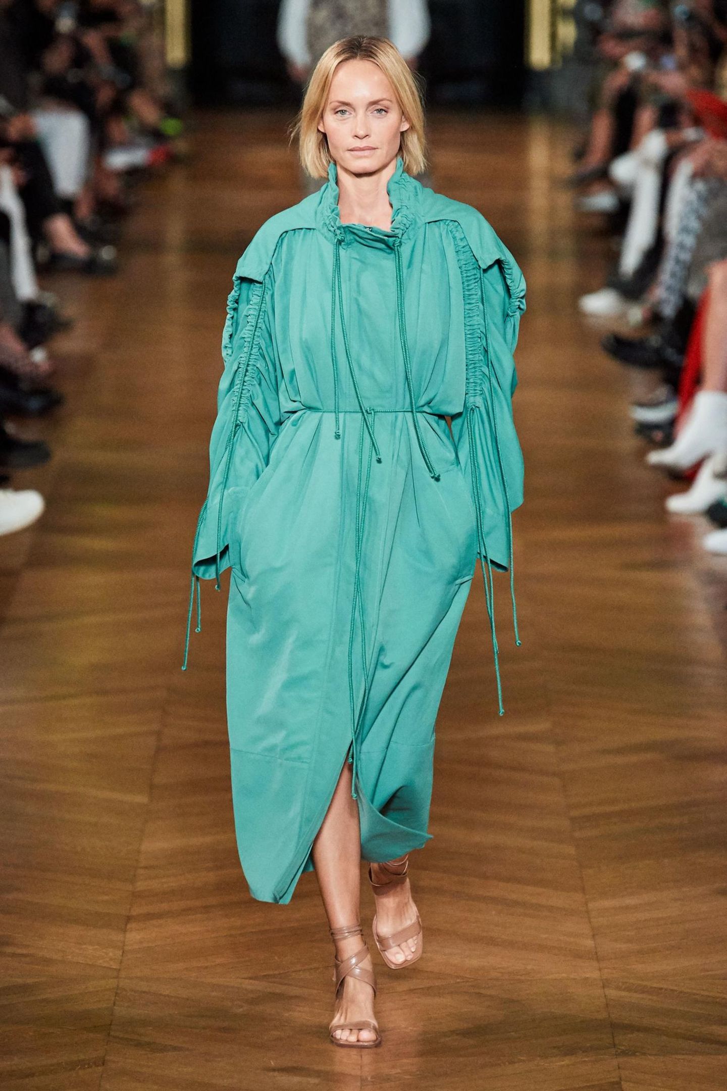 Amber Valetta läuft für Stella McCartney auf der Pariser Fashion Week und präsentiert die Trends der nächsten Kollektion für Spring/ Summer 2020. 