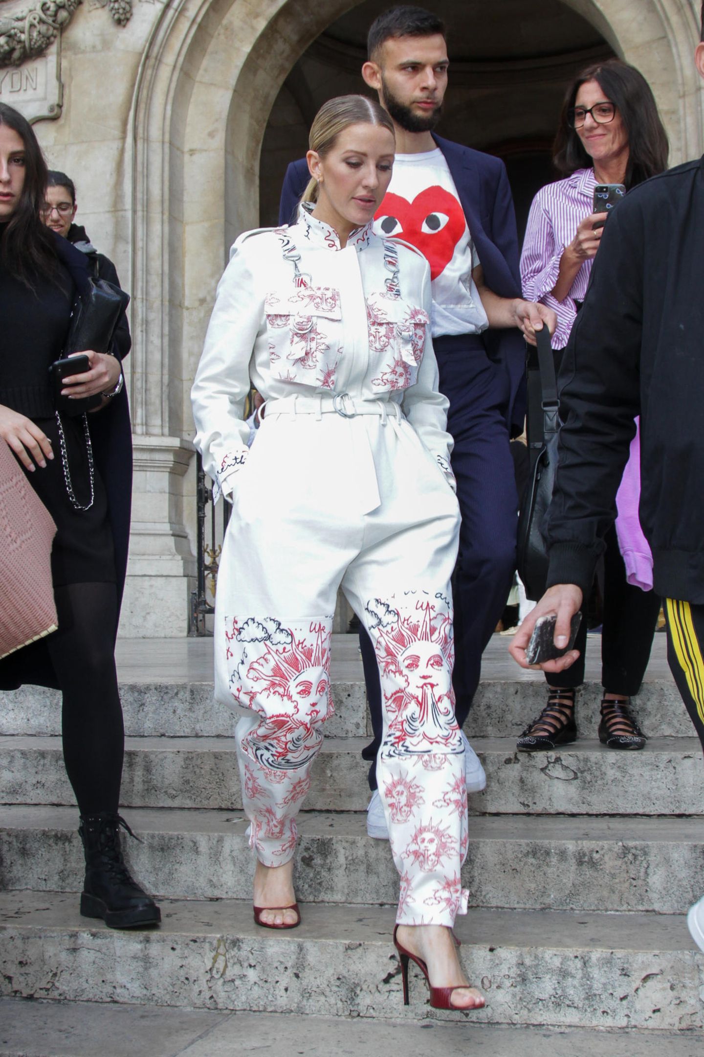 Die frisch verheiratete Ellie Goulding kommt gerade der Laufstegshow der Designerin Stella McCartney und beeindruckt die Fotografen in einem auffälligen Suit mit Prints an Beinen und Oberkörper der Designerin. 