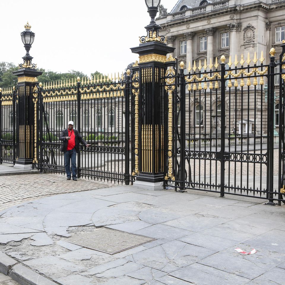Blick auf den Eingangsbereich des Königlichen Palasts in Brüssel