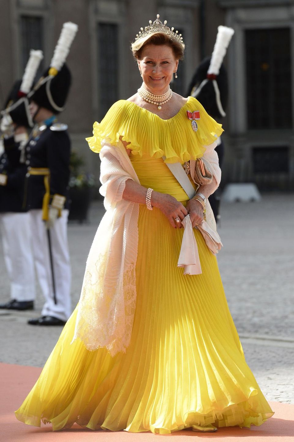 Königin Sonja von Norwegen (*1937) Für so einen Look muss man schon Königin oder Rockstar bei der Met-Gala sein. Königin Sonja von Norwegen (*1937) Für so einen Look muss man schon Königin oder Rockstar bei der Met-Gala sein.