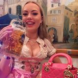 Oktoberfest 2019: Im pinken Outfit zeigt sich Model Cheyenne Ochsenknecht gut gelaunt im Festzelt.