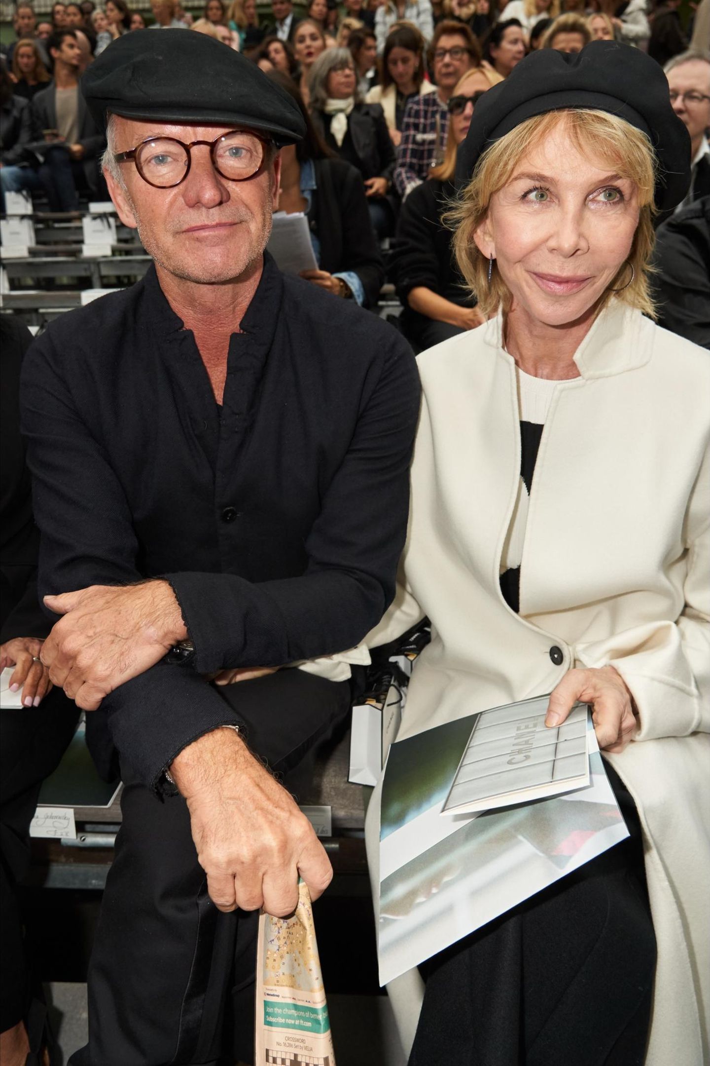 Musiklegende Sting und Ehefrau Trudie Styler nehmen bei Chanel in der ersten Reihe Platz.