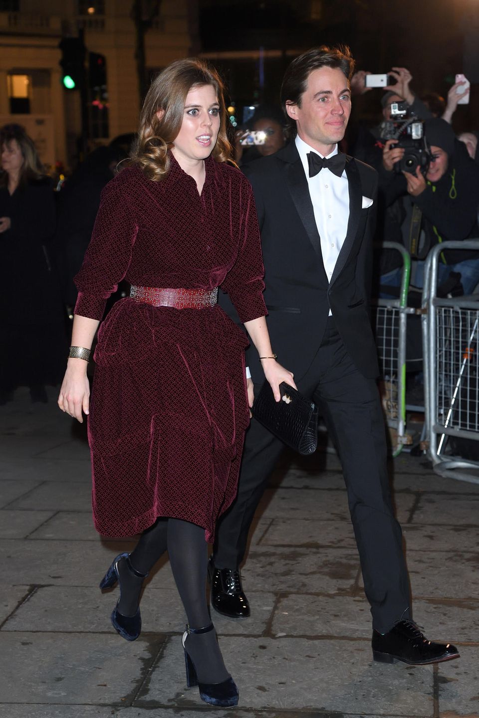 12. März 2019 Erster offizieller Auftritt als Paar: Bei einer Gala in der National Portrait Gallery zeigen sich Prinzessin Beatrice und Edoardo Mapelli Mozzi im März 2019 erstmals gemeinsam in der Öffentlichkeit. 12. März 2019 Erster offizieller Auftritt als Paar: Bei einer Gala in der National Portrait Gallery zeigen sich Prinzessin Beatrice und Edoardo Mapelli Mozzi im März 2019 erstmals gemeinsam in der Öffentlichkeit.
