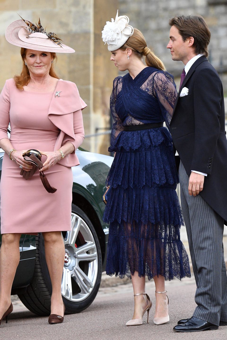 18. Mai 2019 Hier zeigen sie sich der ganzen Welt: Im Mai 2019 sind Beatrice und ihr "Edo" Gäste auf der Hochzeit von Lady Gabriella Windsor und Tom Kingston. Auch Beatrice Mutter Sarah Ferguson scheint der Beziehung ihren Segen gegeben zu haben. 18. Mai 2019 Hier zeigen sie sich der ganzen Welt: Im Mai 2019 sind Beatrice und ihr "Edo" Gäste auf der Hochzeit von Lady Gabriella Windsor und Tom Kingston. Auch Beatrice Mutter Sarah Ferguson scheint der Beziehung ihren Segen gegeben zu haben.