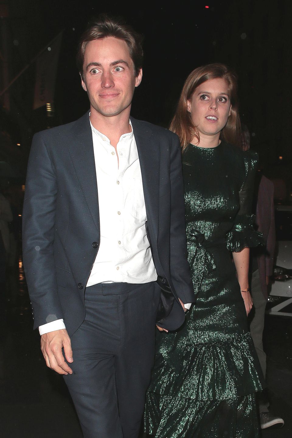 1. Oktober 2019 Erster Auftritt seit der Bekanntgabe ihrer Verlobung: Edoardo und Beatrice sind in London auf dem Weg zu einer Boutique von Dior. Dort soll das neu erschienene Buch "The Dior Sessions" vorgestellt werden. 1. Oktober 2019 Erster Auftritt seit der Bekanntgabe ihrer Verlobung: Edoardo und Beatrice sind in London auf dem Weg zu einer Boutique von Dior. Dort soll das neu erschienene Buch "The Dior Sessions" vorgestellt werden.