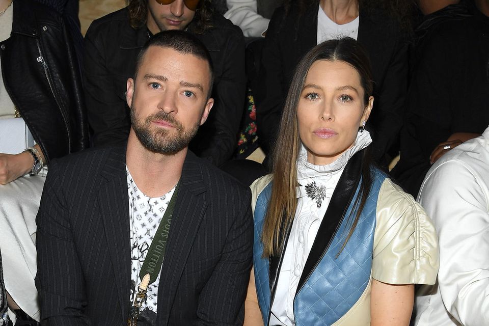Ein seltener Anblick: Justin Timberlake und seine schöne Frau Jessica Biel besuchen gemeinsam die Fashion Show von Louis Vuitton in Paris.