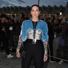 Jennifer Connelly ist seit Jahren Muse des Hauses Louis Vuitton. Keine Frage, dass sie auch dieses Mal wieder in Paris dabei ist.