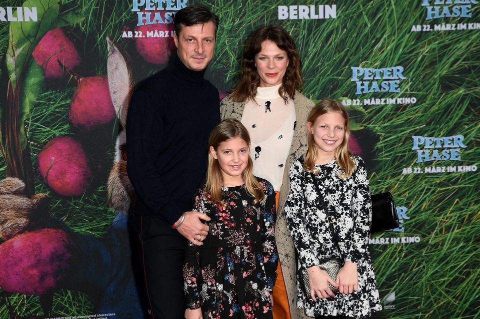 Jessica Schwarz mit Markus Selikovsky und seinen Töchtern Marlena und Marie bei einer Film-Premiere 2018.