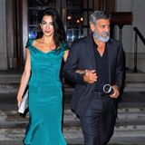 Zur Date Night mit Ehemann George zeigt sich Amal Clooney im eleganten Seiden-Dress im angesagten Petrol-Farbton.