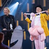Comedy-Legende John Cleese ("Monty Python") wird für sein Lebenswerk geehrt und amüsiert mit seinem Outfit nicht nur seinen Laudator Thomas Gottschalk.