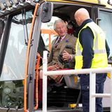 2. Oktober 2019  Prinz Charles und Herzogin Camilla sind zu Besuch in Cornwall, und Charles darf dabei zur Eröffnung des neuen Hauptsitzes von W M Donald Limited sogar im Schottenrock Bagger fahren.