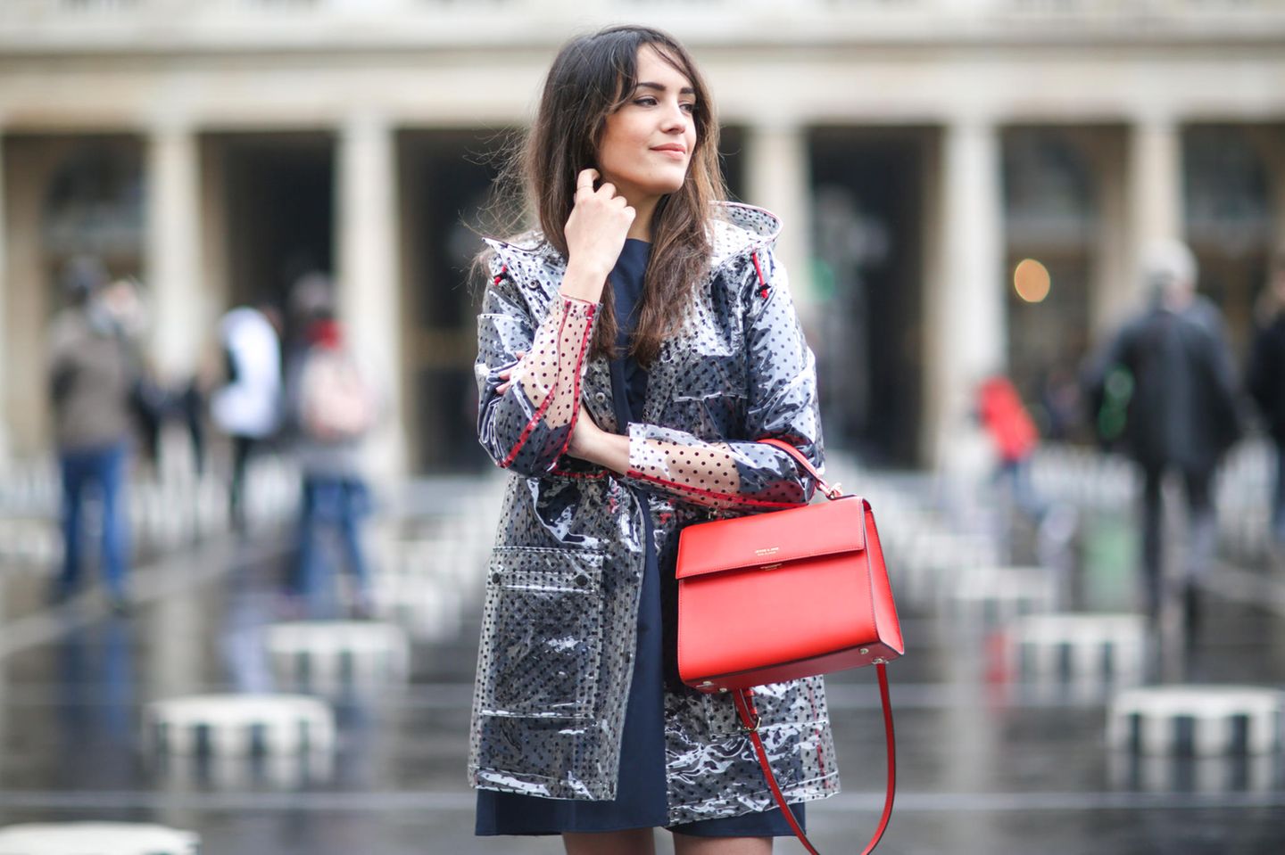 Regenkleidung, Frau auf der Straße mit Regenjacke und Handtasche