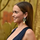 "Game of Thrones"-Star Emilia Clarke lässt bei den Emmy Awards ein süßes Tattoo blitzen.