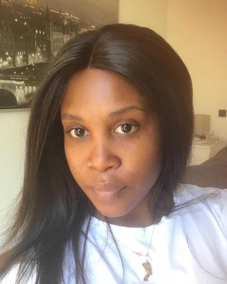 Auf Instagram schreibt Tänzerin und "Let's Dance"-Jurorin Motsi Mabuse: "Wenn ich ungeschminkt bin, halten mich die meisten Menschen für eine Schwester von Motsi Mabuse" und setzt dahinter ein Lachsmiley. Unter der Woche sei Motsi am liebsten ungeschminkt, um mit ihrer Tochter zu kuscheln, postet sie unter das hübsche No-Make-up-Bild. Auf Instagram schreibt Tänzerin und "Let's Dance"-Jurorin Motsi Mabuse: "Wenn ich ungeschminkt bin, halten mich die meisten Menschen für eine Schwester von Motsi Mabuse" und setzt dahinter ein Lachsmiley. Unter der Woche sei Motsi am liebsten ungeschminkt, um mit ihrer Tochter zu kuscheln, postet sie unter das hübsche No-Make-up-Bild.