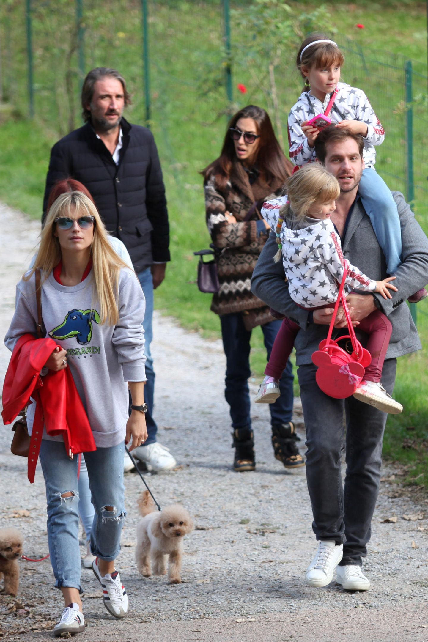 5. Oktober 2019  Ganz entspannt genießt die Hunziker-Trussardi-Familie ihren Ausflug mit Freunden. Besonders bequem geht es dabei für Celeste und Sole zu, die beide von Papa Tomaso getragen werden.