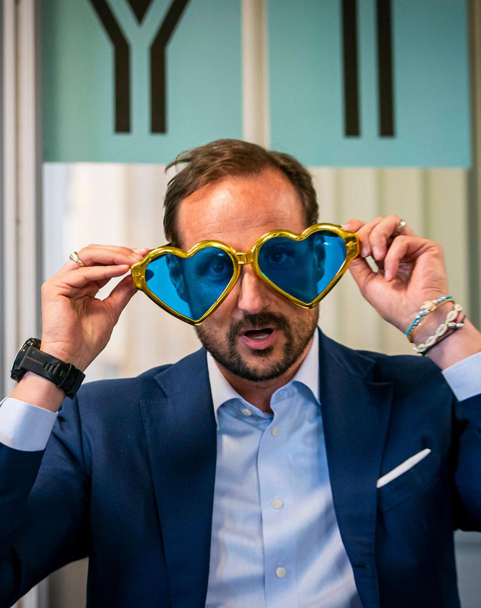 7. Oktober 2019 Bei der Eröffnung des Jugendprogramms "Flyt" in Drammen, Norwegen, zeigt Prinz Haakon viel Herz. "Flyt" ist ein Projekt der Stiftung des Prinzenpaares. 7. Oktober 2019 Bei der Eröffnung des Jugendprogramms "Flyt" in Drammen, Norwegen, zeigt Prinz Haakon viel Herz. "Flyt" ist ein Projekt der Stiftung des Prinzenpaares.