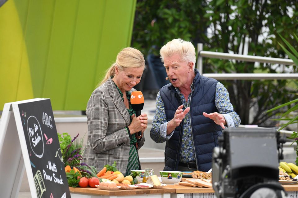 Andrea Kiewel und Armin Roßmeier geben im "ZDF Fernsehgarten" launige Kochtipps
