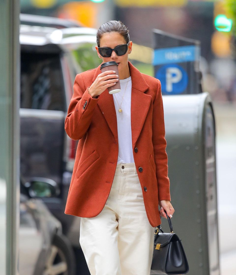 So kann der Herbst kommen: Im schicken Herbst-Outfit und einem heißen Kaffee in der Hand schlendert Katie Holmes die Fifth Avenue in New York entlang.
