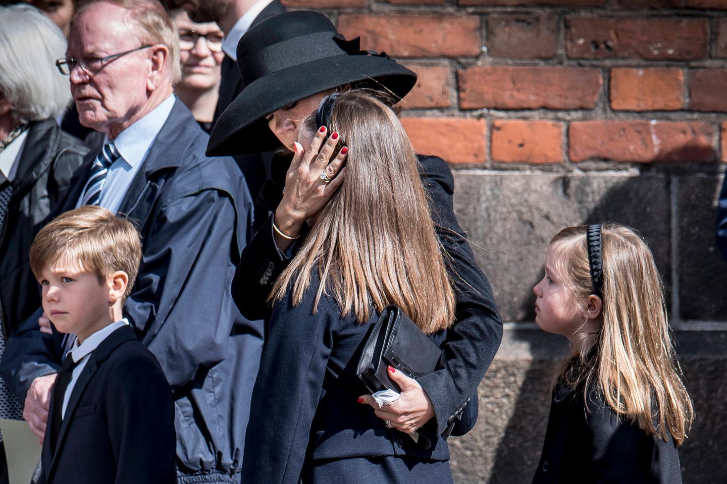 Prinzessin Mary mit ihren Kindern bei der Beerdigung der Kinder der Familie Holch Povlsen