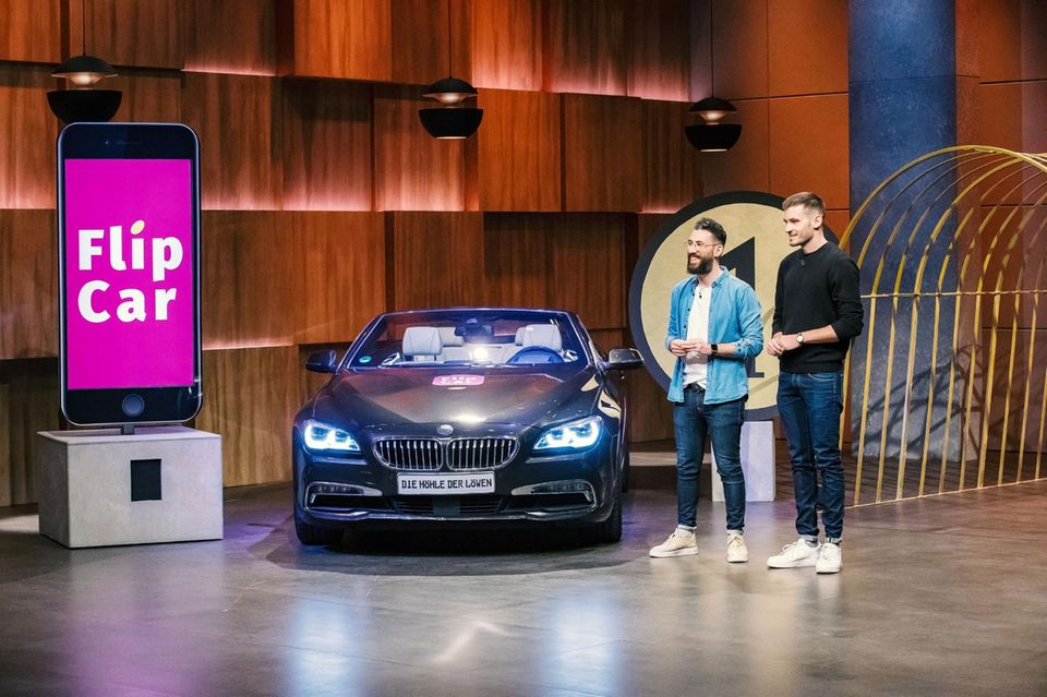 Okan Gürsel (l.) und Sven Gunkel aus Bremen präsentieren mit "FlipCar" eine Autovermietung für 1 Euro. Sie erhoffen sich ein Investment von 500.000 Euro für 10 Prozent der Anteile an ihrem Unternehmen.