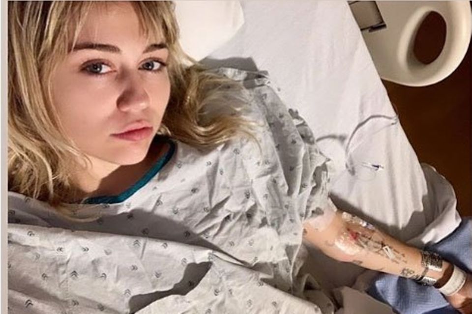 Miley Cyrus: Miley Cyrus muss sich im Krankenhaus von einer Mandelentzündung erholen Miley Cyrus muss sich im Krankenhaus von einer Mandelentzündung erholen