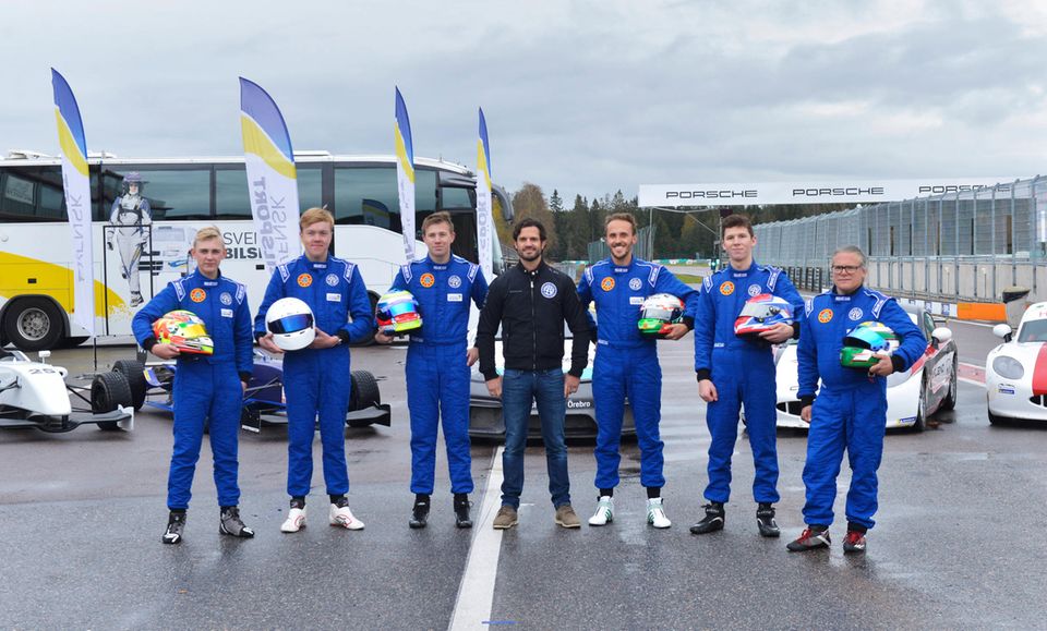 8. Oktober 2019 Prinz Carl Philip nimmt am Testtag und der Preisverleihung des nach ihm benannten Racing Pokals im schwedischen Karlskoga teil. 8. Oktober 2019 Prinz Carl Philip nimmt am Testtag und der Preisverleihung des nach ihm benannten Racing Pokals im schwedischen Karlskoga teil.