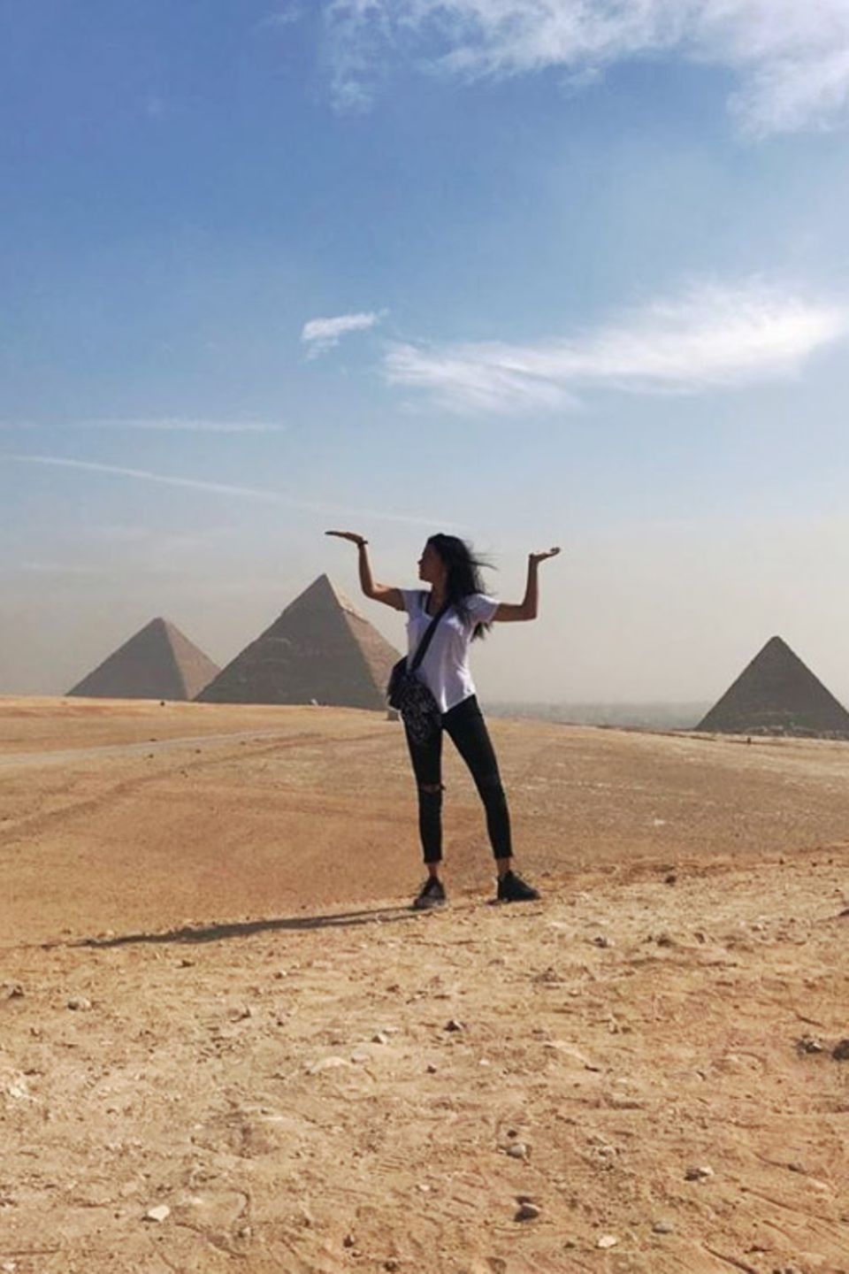 8. Oktober 2019  Was für ein Anblick! Adriana Lima besucht die Pyramiden von Gizeh. Das Topmodel macht überall eine gute Figur – da wird selbst die Wüste zum Laufsteg.