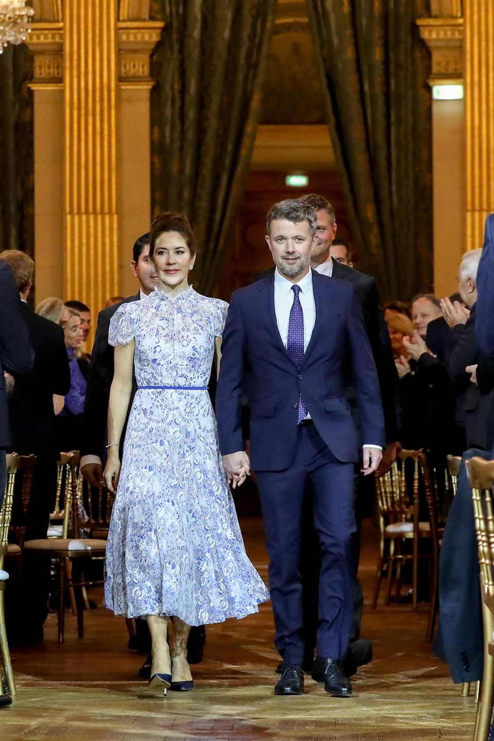 8. Oktober 2019 An diesem Abend sind alle Augen auf Prinzessin Mary gerichtet, die Hand in Hand mit ihrem Mann Prinz Frederik das festliche Rathaus betritt. Die Kronprinzessin sieht in ihrem blau-weißen Spitzenkleid mit hohem Kragen und kurzen Ärmeln und mit ihre eleganten Hochsteckfrisur einfach umwerfend aus. 8. Oktober 2019 An diesem Abend sind alle Augen auf Prinzessin Mary gerichtet, die Hand in Hand mit ihrem Mann Prinz Frederik das festliche Rathaus betritt. Die Kronprinzessin sieht in ihrem blau-weißen Spitzenkleid mit hohem Kragen und kurzen Ärmeln und mit ihre eleganten Hochsteckfrisur einfach umwerfend aus.