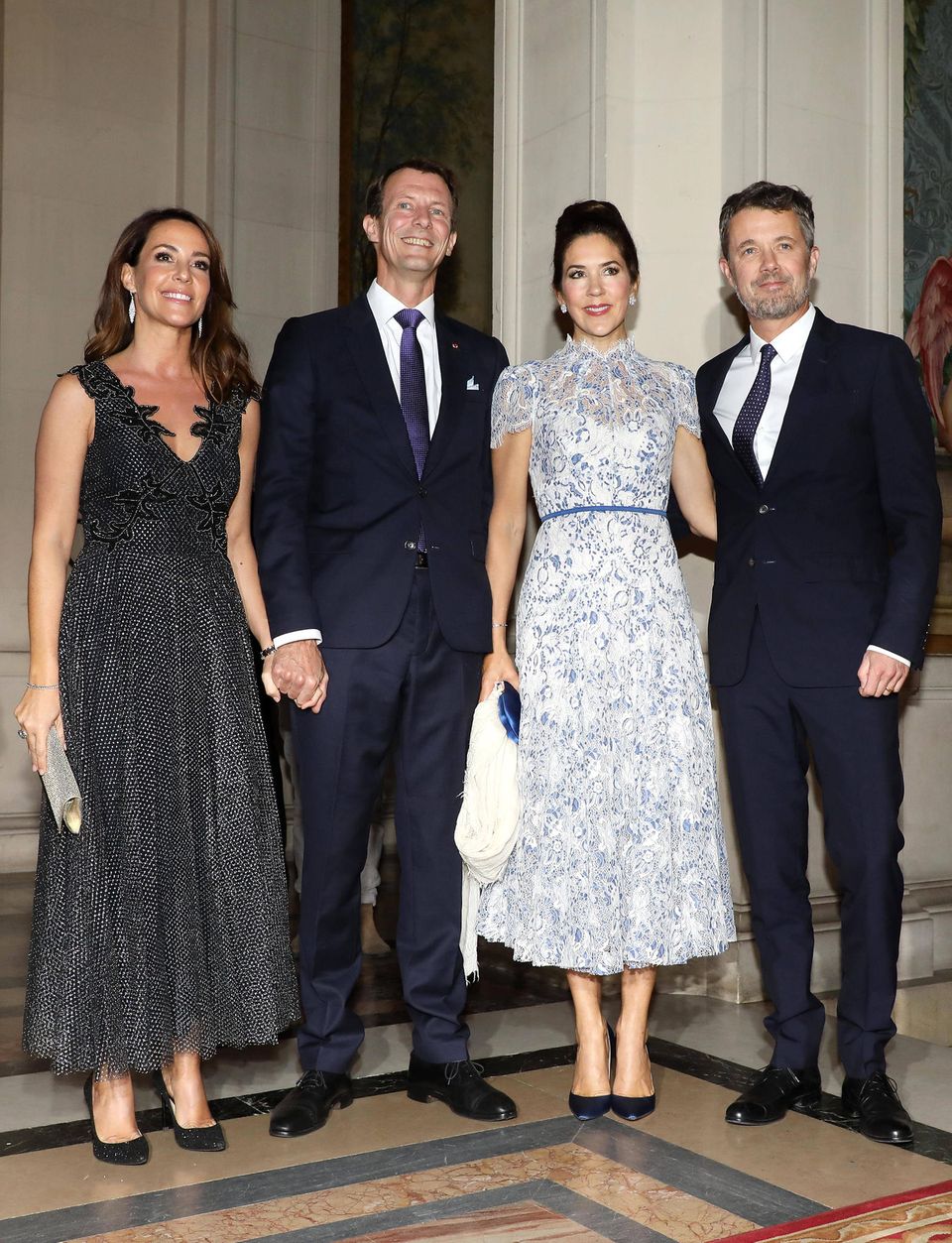 8. Oktober 2019  Im Pariser Rathaus hat der dänische Botschafter am Abend zum Dinner eingeladen. Ehrengäste sind Kronprinzessin Mary und Kronprinz Frederik, die dort auf Prinz Joachim und Prinzessin Marie treffen - vermutlich das erste Wiedersehen der Paare, seitdem Marie und Joachim nach Paris gezogen sind.