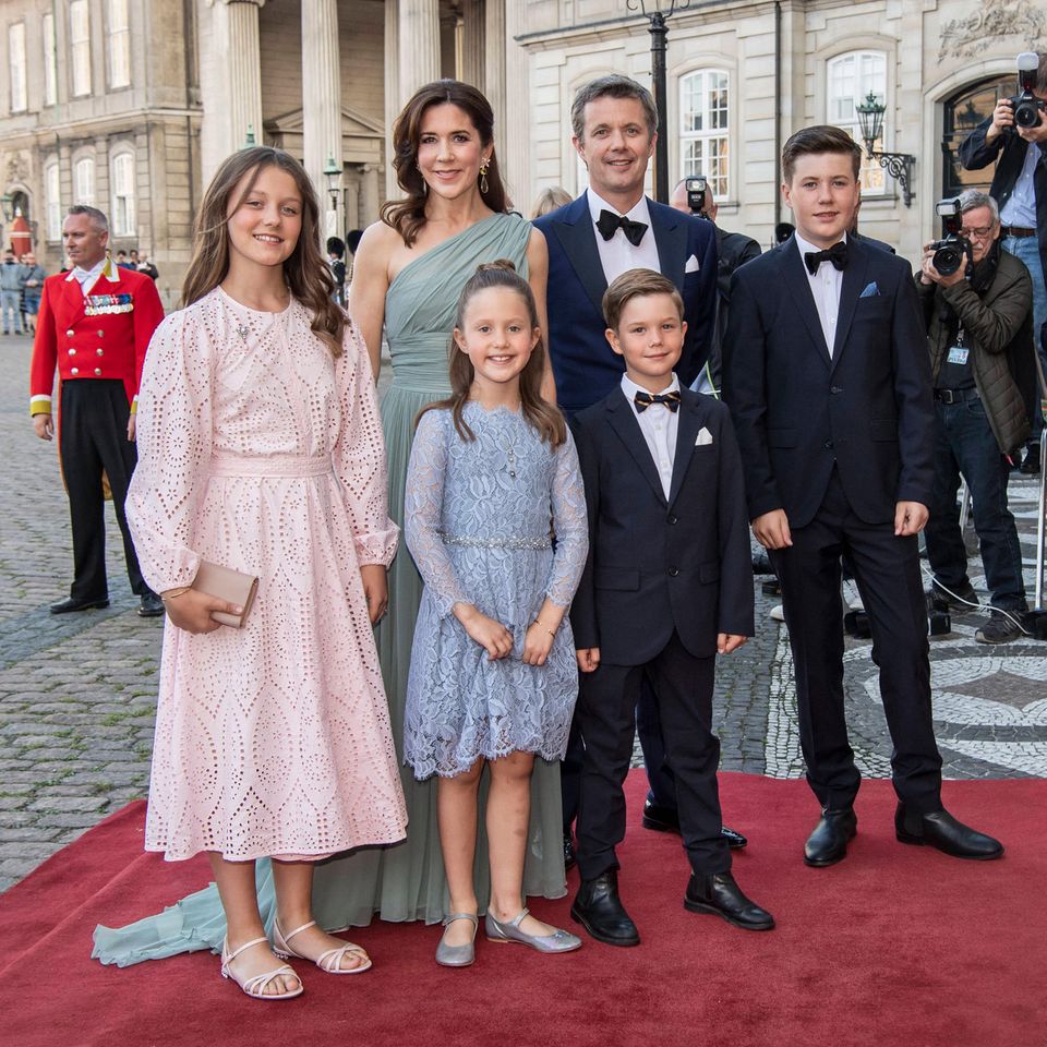 Prinzessin Mary und Prinz Frederik mit ihren Kindern Prinzessin Isabella, Prinzessin Josephine, Prinz Vincent und Prinz Christian