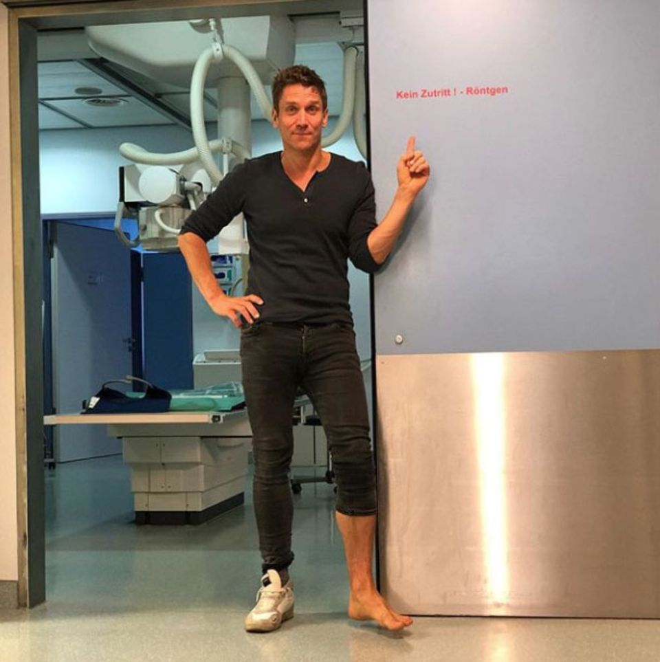 Ohje, das fängt ja gut an! Bei den Proben zu "Dancing on Ice" hat Peer Kusmagk schon den ersten Trainingsunfall zu verzeichnen. Nach dem Röntgen seines Fußes steht aber zum Glück fest: Nichts gebrochen! Ein bisschen schonen muss er sich trotzdem erst einmal. Ohje, das fängt ja gut an! Bei den Proben zu "Dancing on Ice" hat Peer Kusmagk schon den ersten Trainingsunfall zu verzeichnen. Nach dem Röntgen seines Fußes steht aber zum Glück fest: Nichts gebrochen! Ein bisschen schonen muss er sich trotzdem erst einmal.